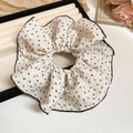 Chouchou en dentelle à motif étoiles noires sur tissu blanc posé sur un plateau - 67# Imprimé Étoile Blanche Fond Noir (HH3984)