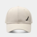 Vista detallada de gorra de béisbol de algodón beige con bordado de pluma negra al frente - Ajustable / Beige