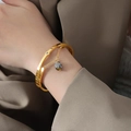 Goudkleurige roestvrijstalen armband met natuursteen hanger en glanzende zirkonia - Rood-Grijze Natuursteen
