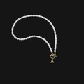 Elegante collana di perle con fibbia OT dorata e ciondolo lettera A su sfondo nero - Lettera A in Acciaio Inossidabile Dorato