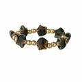 Bracciale con stelle in ceramica marmorizzata colorata e perle di rame dorato su fondo bianco - Perline Oro + Verde Scuro