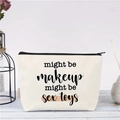 Detail einer bedruckten Canvas-Kosmetiktasche mit Reißverschluss auf Holzoberfläche - Lustiger Make-up Sexspielzeuge Text (jiayingljb14)