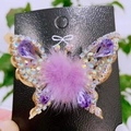 Dettaglio di un fermaglio per capelli a farfalla mobile con strass viola e pompon - Stile Farfalla Semovente con Pallina di Pelo / Viola