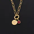 Collana in acciaio inox dorato con pendenti lettera H in strass e gemma rossa vibrante - Lettera H / Oro