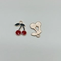 Pendentifs cerise en alliage rouge avec bord doré et émail pour décoration de sac - 1.2cm*1.8cm / Cerise Rouge
