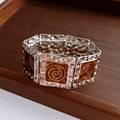 Détail du bracelet vintage en émail ambré avec des motifs tourbillonnants en métal argenté - Argent-Café