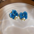 Détail de boucles d'oreilles fleur émail bleu avec charm abeille dorée sur plateau - 27# Tige en Argent-Bleu-Abeille