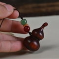 Colgante de calabaza de madera de sándalo con cuerda trenzada y cuentas de colores - Sándalo Rojo / 2.1x2.1x4cm