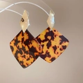 Foto macro de pendientes de rombo en resina de carey con pernos geométricos crema - Poste de plata para pendientes - Café