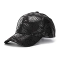 Détail d'une casquette de baseball avec motifs de feuilles argentées et fini brillant - Taille Unique(Réglable) / Noir