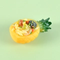 Modello di riso fritto all'ananas in miniatura con guscio giallo realistico e chicchi colorati - Riso fritto alle more