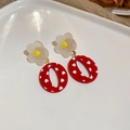 Dettaglio di orecchini a fiore con pendente rosso e motivo a cuore su vassoio bianco - 3# Fiore Bianco Cuore Rosso Pois Orecchini a Bottone (Silver Earring Post)