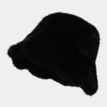 Detalle de la textura de piel sintética negra suave en un gorro de invierno cálido - M (56-58cm) / Negro