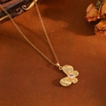 Detaillierte Ansicht einer goldenen Schmetterlingskette mit funkelnden Kristallen vor Vintage-Hintergrund - Gold Schmetterling Weiß Zirkonia Halskette (T031)