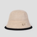 Dettaglio cappello da sole in maglia traforata con trama a contrasto e fiocco dorato - M (56-58cm) / Beige Bordo Nero