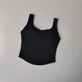 Details des schwarzen Sport-BHs mit breiten Trägern und atmungsaktivem ergonomischem Design - S / Schwarz