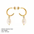 Eleganti orecchini a cerchio in acciaio inossidabile placcato oro 14K con perle bianche - Stile Forma C Perla Singola (YX35971)