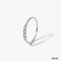 Sottile anello in acciaio 316L argento con quattro pietre di zirconia tonde - US 8 / Argento (B440)