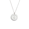 Vue détaillée du pendentif circulaire ajouré argenté avec une fine chaîne en métal - Lettre O (Couleur Acier)