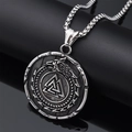 Dettaglio del ciondolo vichingo in argento con simbolo Valknut e incisione del serpente Jormungand - Colore Acciaio-Catena 60cm (A0515-1)