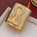Makro-Detail eines goldenen Vintage-Armreifs mit linearer Textur in Schmuckbox - Gold