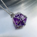Collier avec pendentif dé D20 violet translucide, cage en métal argenté et chaîne fine élégante - Cage d'argent avec dé violet