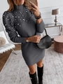 Robe tricotée élégante gris foncé à col roulé avec perles sur les épaules et manches - S / Gris foncé