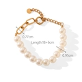 Dettaglio del bracciale asimmetrico placcato oro 18K con perle bianche e chiusura ad anello - Stile con Perle Cucite(HC-B20178)