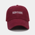 Dettaglio del ricamo bianco NEWYORK su un berretto da baseball in cotone bordeaux - Regolabile / Borgogna