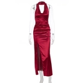 Dettaglio dell'abito in raso bordeaux con scollo a contrasto e spacco laterale alto - S / Rosso