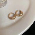 Orecchini a cerchio dorati stile croissant vintage con elegante trama a coste da donna - Cerchio Filettato Francese / Oro