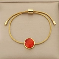 Détail du bracelet chaîne serpent dorée avec pierre oeil-de-chat rouge et fermoir ajustable - Style Goldstone (KB205506 -GC)