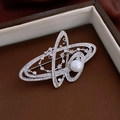 Detalle de broche de planeta plateado con circonitas y perla sobre caja de terciopelo - Forma de Planeta / Planeta de Plata(WP087)