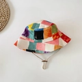 Dettaglio cappello alla pescatora in tela colorata con blocchi geometrici e cordino - Cappello da pescatore