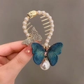 Fermaglio per capelli dorato con farfalla ricamata blu, perle e strass su sfondo grigio - J18 Farfalla Ricamata Blu Fibbia per Coda di Cavallo