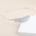 Serre-tête en métal argenté avec motif plume en strass sur fond blanc minimaliste - Argenté