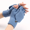 Blaue Strickhandschuhe mit Klappe und braunem Knopfdetail für warme Hände im Winter - Einheitsgröße / Blaugrün