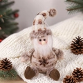 Detalle de un gnomo de Navidad de felpa con gorro de punto y lentejuelas de copo de nieve - Estilo Papá Noel (D-BJ122)