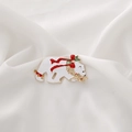 Weihnachtliche Eisbär-Brosche mit weißer Emaille und roten Schleifendetails - Bär