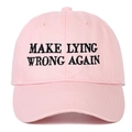 Détail de la broderie noire Make Lying Wrong Again sur une casquette en coton rose - Rose