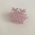 Detailaufnahme der rosa Acetat-Schneeflocken-Haarklammer mit Kristallen und Perlmuttglanz - Perlmuttrosa
