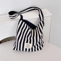 Détail du sac cabas en toile à rayures noires et blanches avec étiquette SOZAKKA - Bandoulière simple / Rayures bleues et blanches