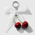 Llavero de cerezas rojas con lazo de encaje blanco sobre fondo blanco brillante - Llavero de Lazo de Encaje de Malla Blanco