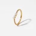 Elegante anello placcato oro 18K con tre piccole perle e accenti di zirconi luminosi - US 7 / Stile Oro Con Tre Perle e Zirconia (B589)