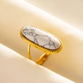 Detailansicht eines Retro-Rings mit ovalem Howlith-Stein und goldener Perlenverzierung - Gold-Weiße Howlith