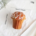 Detalle de adorno navideño de seta marrón con patrón de cuadros blancos sobre nieve - Cupcake