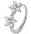 Detailopname van een zilveren neusring met sprankelende zirkonia in de vorm van een ster - Dubbele Vijfpuntige Ster / Zilver