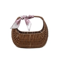 Dettaglio borsa in rattan marrone con foulard di seta rosa stampato sul manico - Marrone