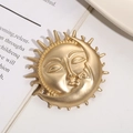 Dettaglio ravvicinato della spilla barocca sole e luna con finitura oro opaco - Stile 1 (Sole e luna)