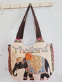 Ethno-Stofftasche aus Canvas mit Elefanten-Stickerei und Holzknopf im Thailand-Stil - Stil 53-Beige Gewebter Thailand Elefant